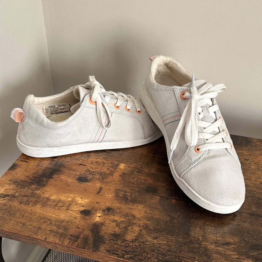 Vionic Beach Stinson Casual Women’s Lace Up Sneakers